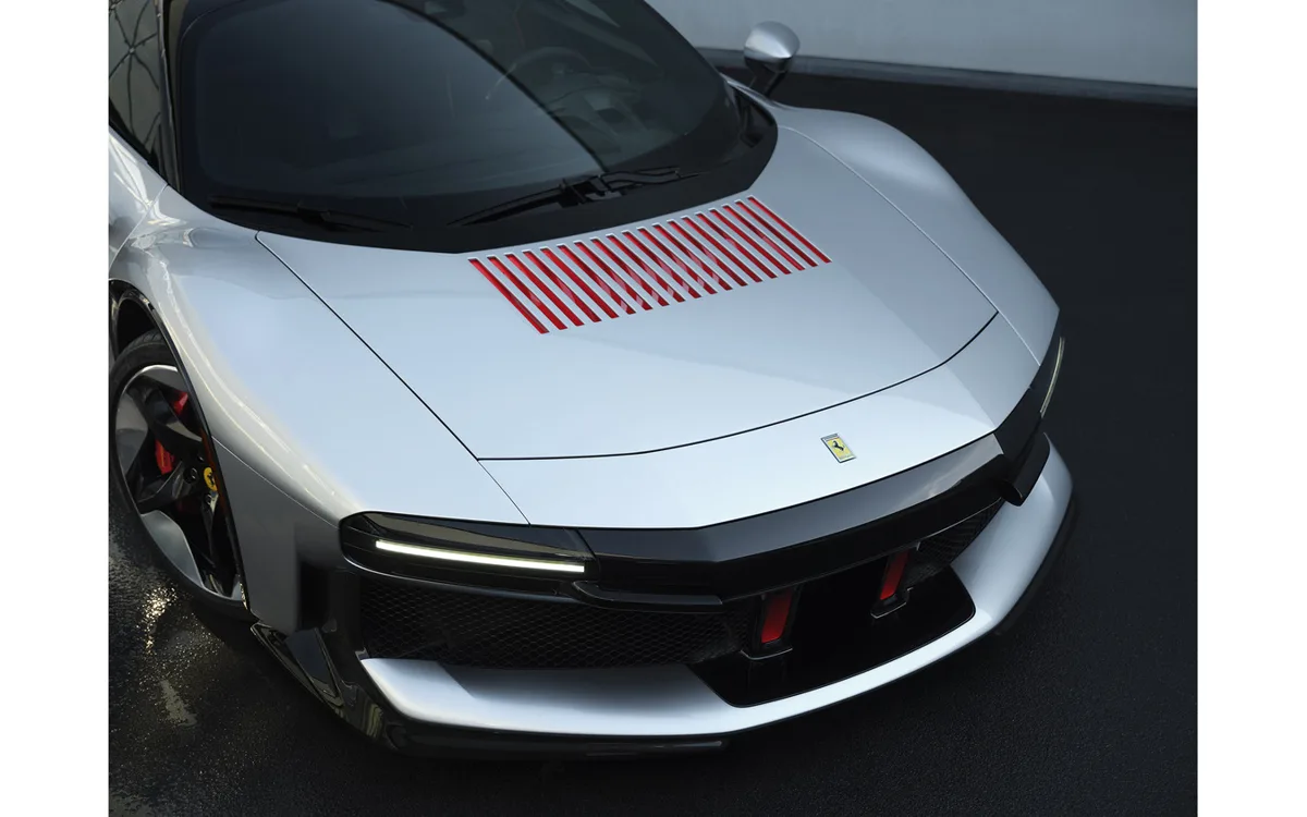 フェラーリがSF90ベースのワンオフモデルCZ26を発表、328km/hのPHEV