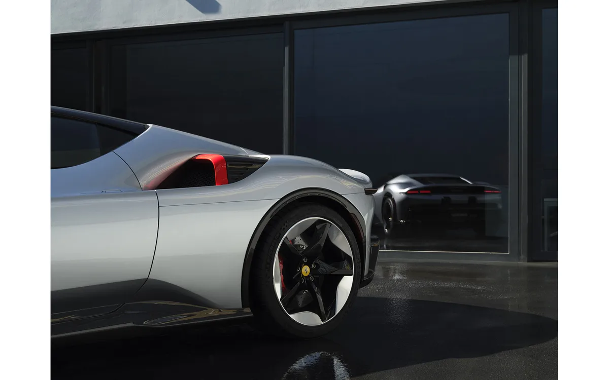 フェラーリがSF90ベースのワンオフモデルCZ26を発表、328km/hのPHEV