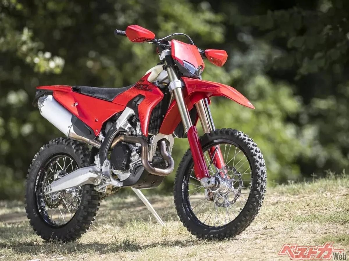 ドゥカティ、初の本格エンデューロ「デスモ450 EDS」を2027年モデルで投入！