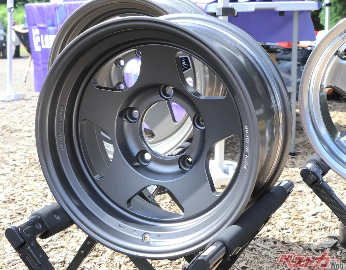 ランクル70の「リアの引っ込み」を鍛造最高峰ホイールで解決！ 4×4エンジニアリング「ブラッドレー フォージド匠」に待望の-25が登場