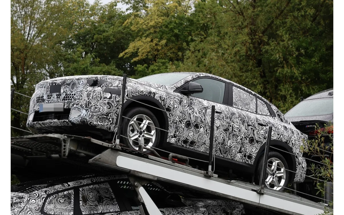 ノイエクラッセ顔に刷新!BMW X2改良新型を世界初スクープ