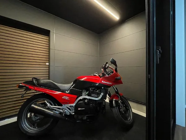 家を買うとカワサキGPZ900Rが付いてくる？ナップスが提案する衝撃のガレージハウス