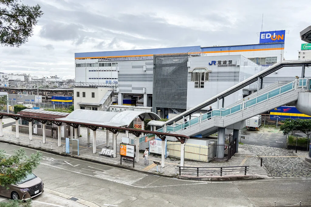 同じ「尼崎駅」なのに歩いて30分！JRと阪神を結ぶバス路線の実力