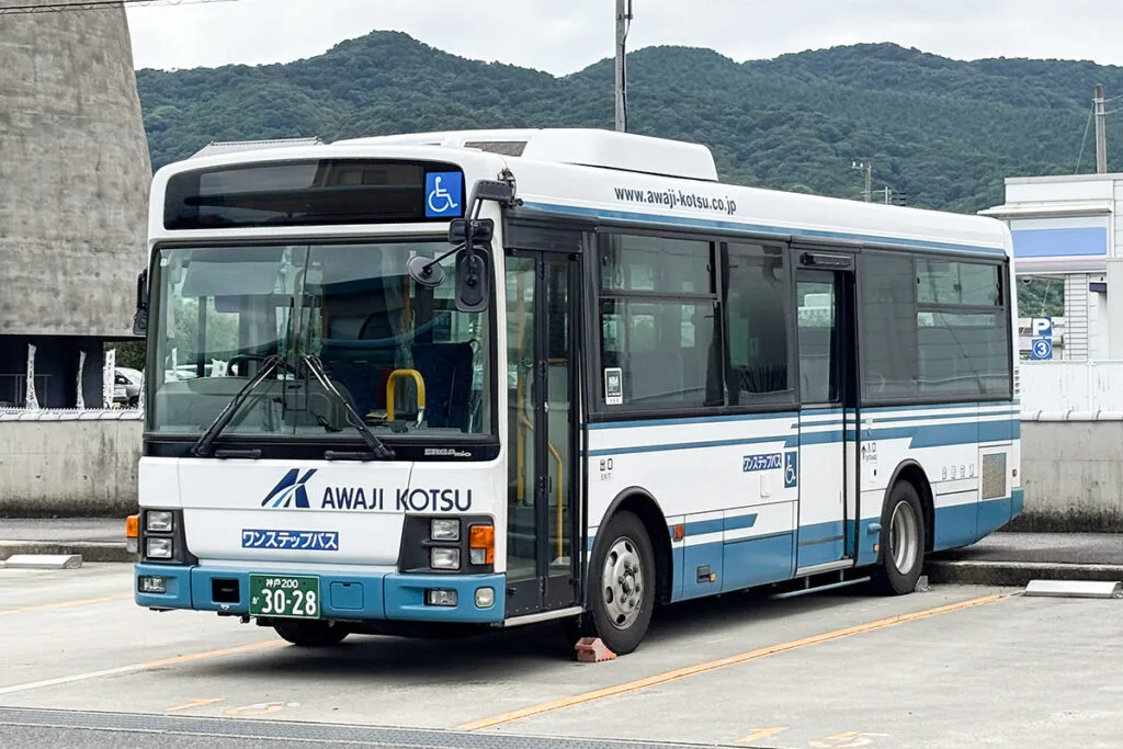 淡路島のバスはなぜ「いすゞ」だらけ？ 淡路交通の車両統一感が美しい