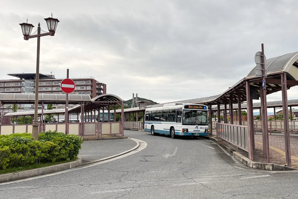 淡路島のバスはなぜ「いすゞ」だらけ？ 淡路交通の車両統一感が美しい