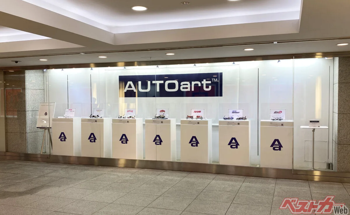 東京駅で007や頭文字Dのミニカーと再会！AUTOart精密モデル展示が熱い