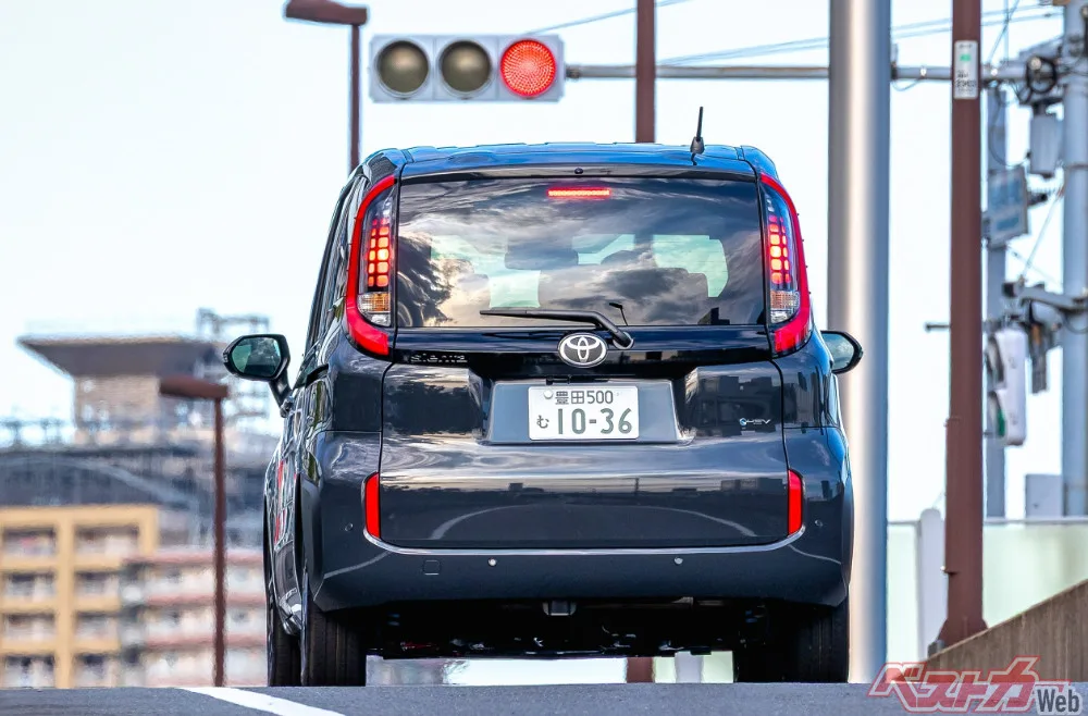 信号の赤と黄を逃さない！SWANSドライビングサングラスが安全運転を革命的に変える