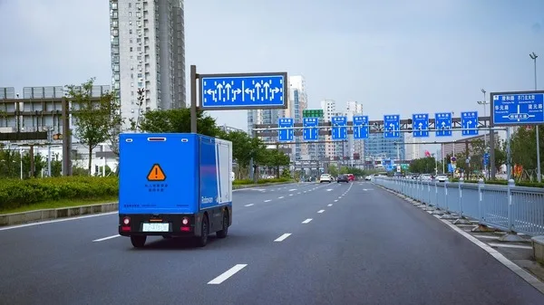 中国Momentaが無人配送車「ロボバン」商用開始、夜間も24時間ラストマイルを革新