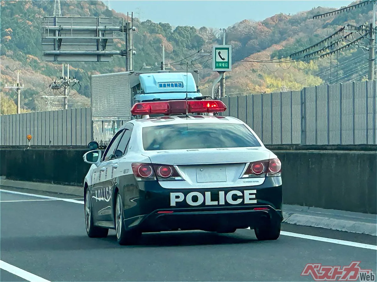 赤灯だけサイレンなしのパトカー、抜いていいの？道交法の真実