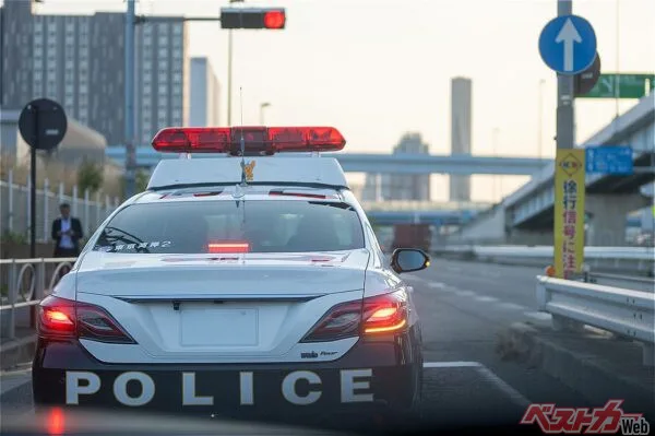 赤灯だけサイレンなしのパトカー、抜いていいの?道交法の真実