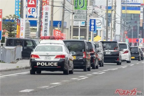 赤灯だけサイレンなしのパトカー、抜いていいの？道交法の真実