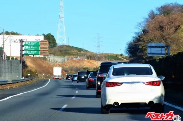 お盆渋滞、追い越し車線と左車線どっちが速い？ 頻繁な車線変更は逆効果の真相