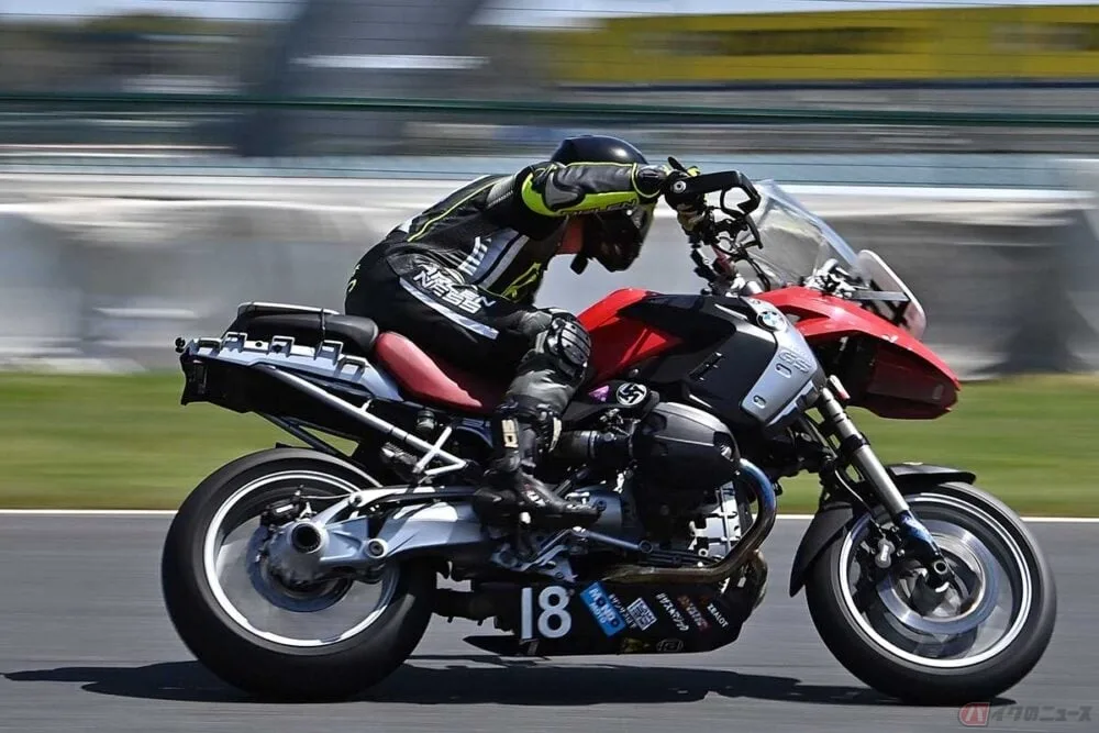 BMW R1200GSでサーキットを攻める！あえて不利なアドベンチャーで挑む男の流儀