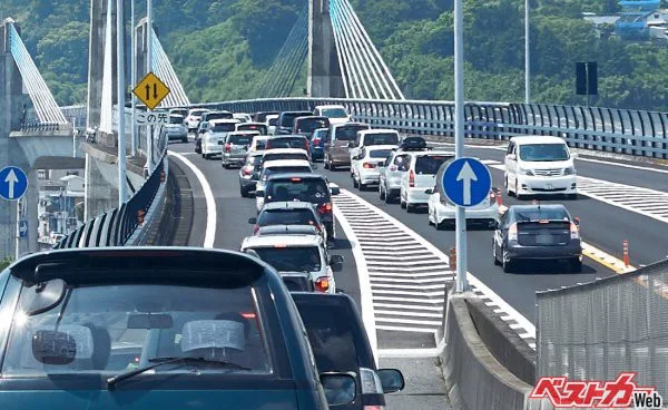 お盆渋滞を減らすカギは「ファスナー合流」にあり！一宮JCTで実証された驚きの効果