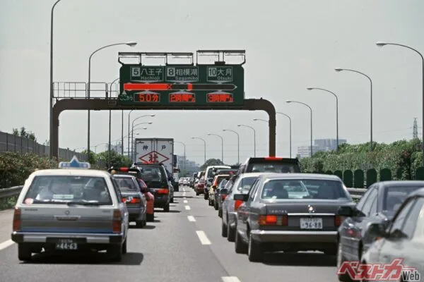 追い越し車線を低速で走り続けるクルマ、あなたは大丈夫? プロが教える迷惑運転3選