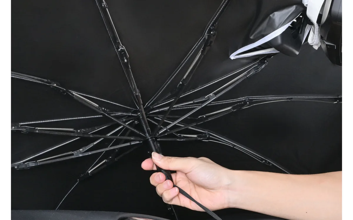 灼熱の車内を救う！SEIWA新作サンシェード、傘のようにパッと開く快適アイテム