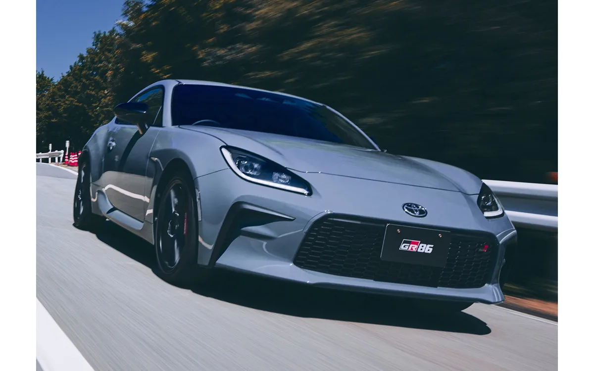 トヨタGR86が一部改良で「ソリッドグレー」復活! アイサイト3眼化&ATレース車両も登場