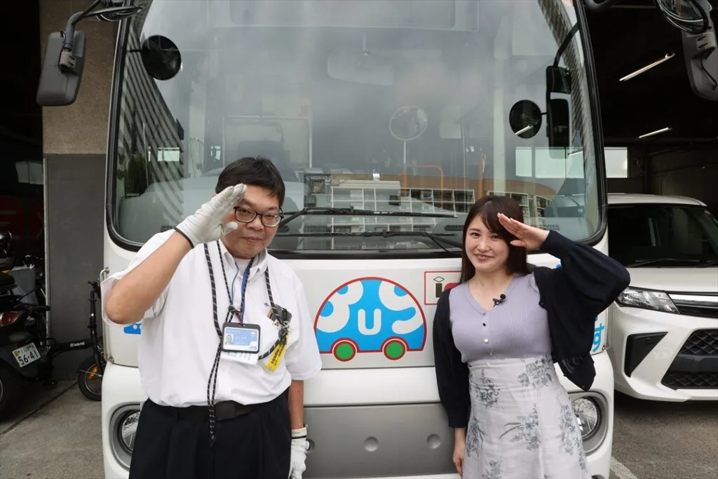 日野ポンチョで炎天下の洗車地獄！バス運転士が見学会で取材される側に