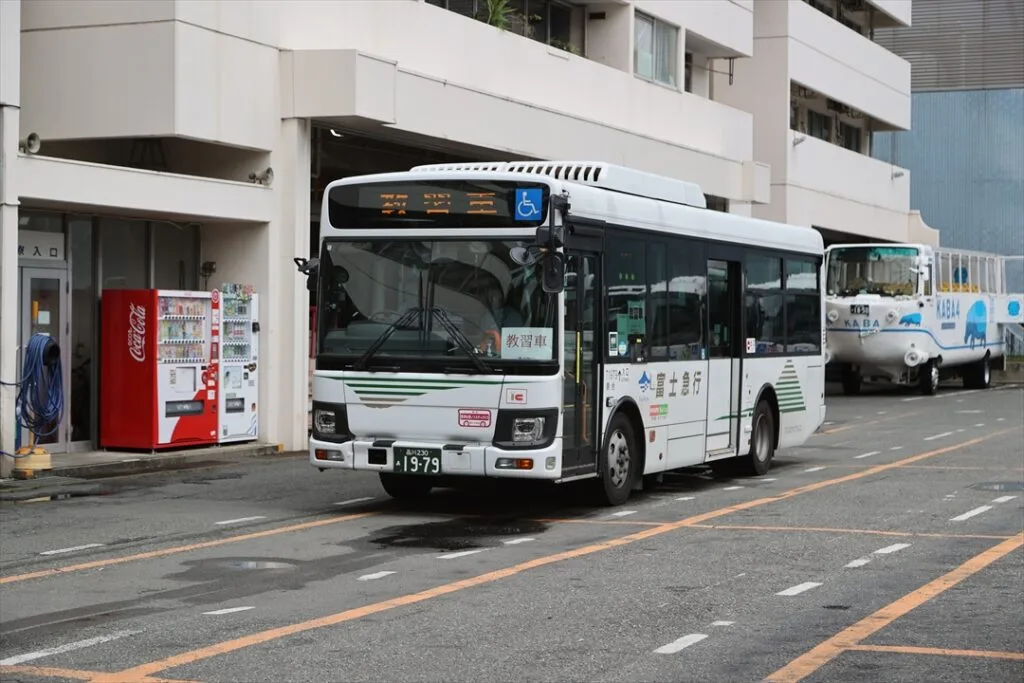 日野ポンチョで炎天下の洗車地獄！バス運転士が見学会で取材される側に