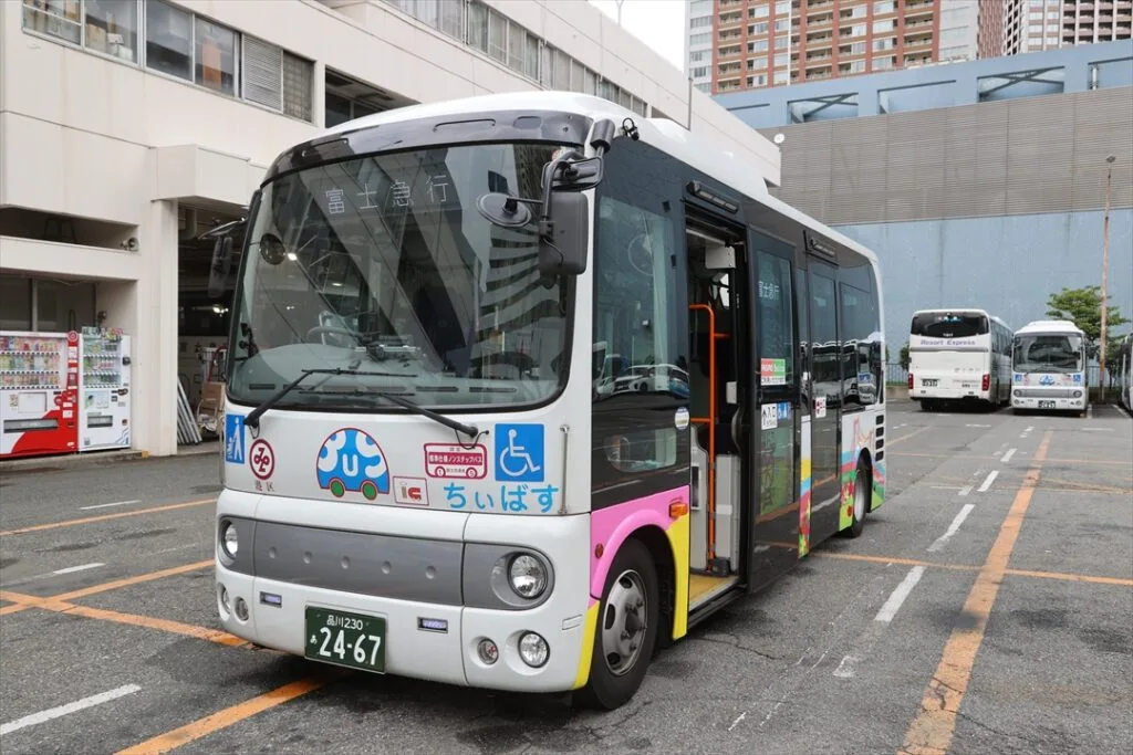 日野ポンチョで炎天下の洗車地獄！バス運転士が見学会で取材される側に