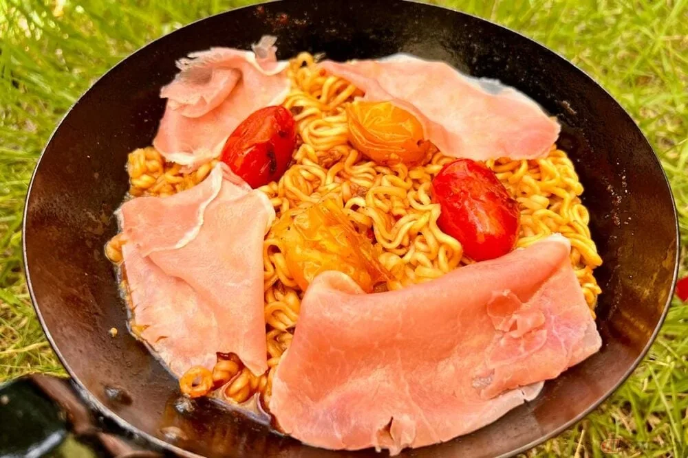 辛ラーメンをイタリアンに変身！キャンプツーリングで作るアラビアータ風アレンジ