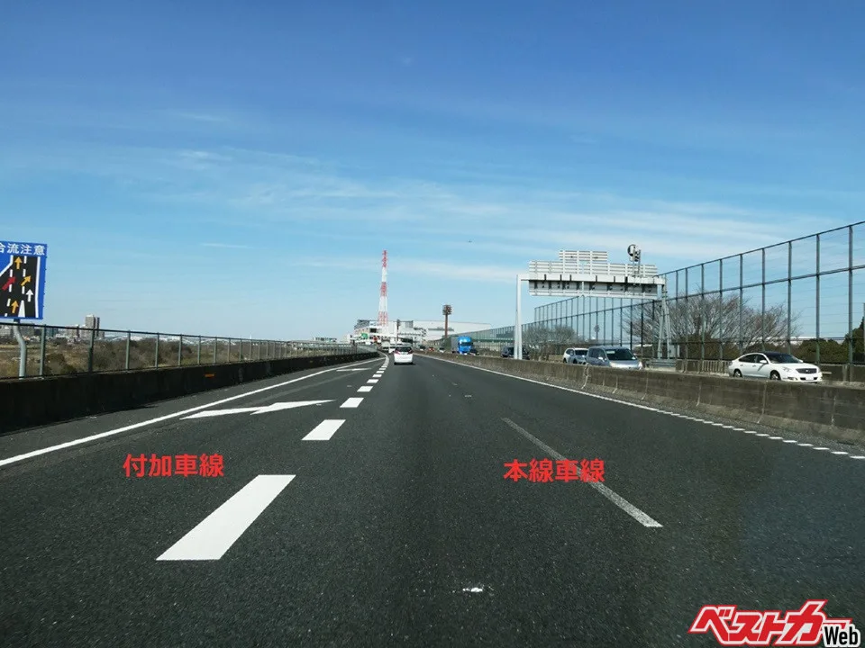 合流時のウインカー、右と左どっち？迷うドライバー必見の判断ポイント