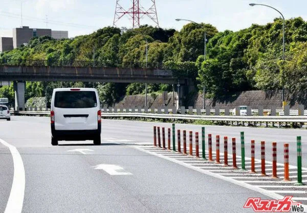 合流時のウインカー、右と左どっち？迷うドライバー必見の判断ポイント