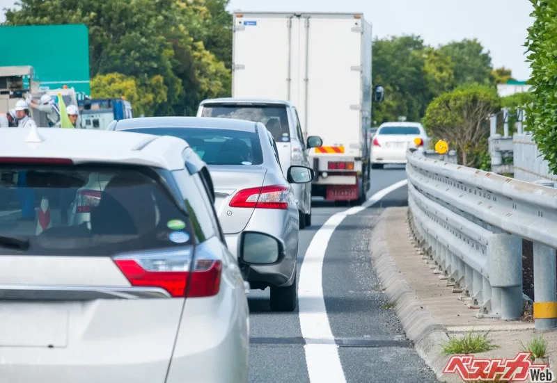 お盆の高速で遭遇する「困ったクルマ」への正しい対処法