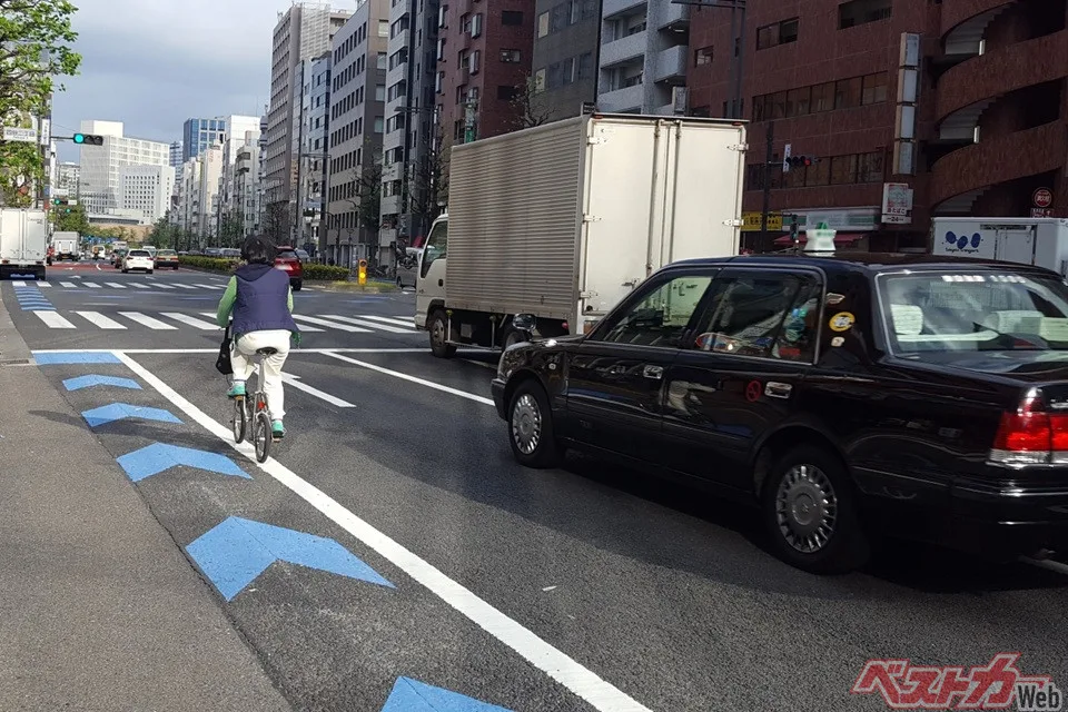 黄色線はみ出しOK？ 自転車追い越しの新ルールを警察官に聞いた