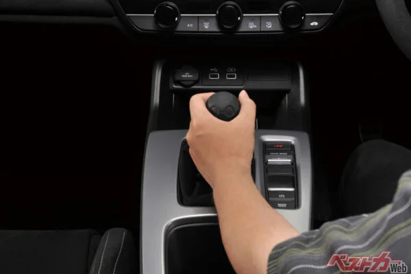 炎天下のMT車、熱すぎるシフトノブ問題を解決！RAZOのシリコーンカバーが神アイテム