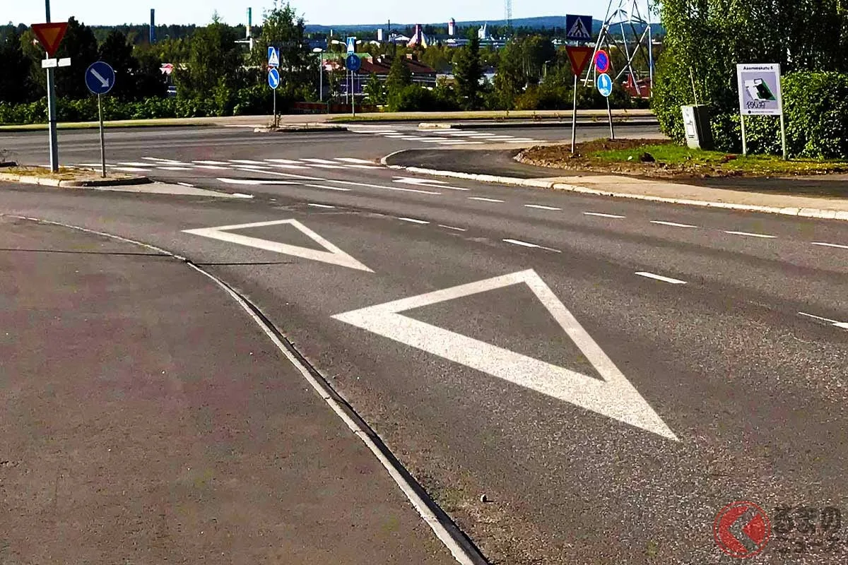 道路の「逆三角マーク」知らないと痛い目に！ 信号なし交差点の落とし穴、反則金7000円のリスク