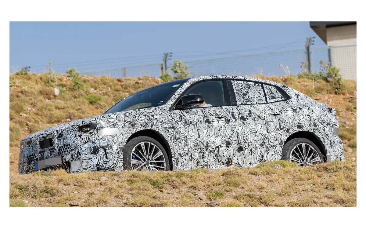 BMW X2改良新型、巨大17.9インチディスプレイ採用でコックピット激変