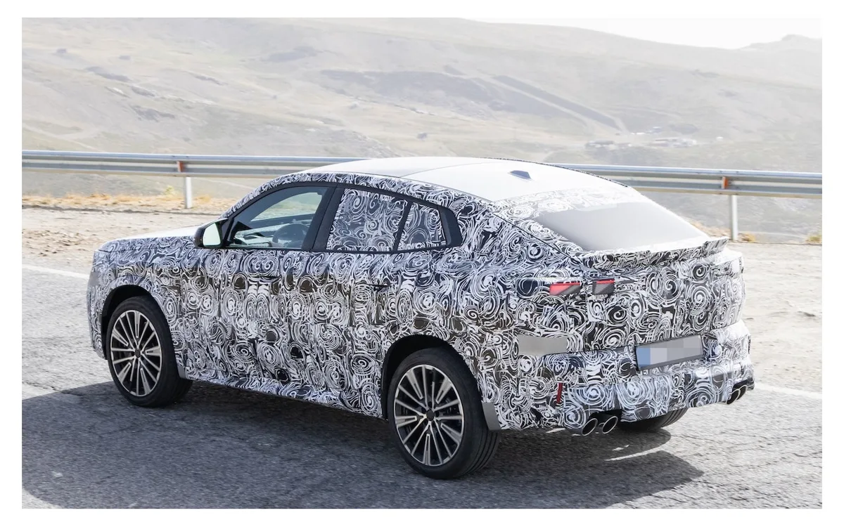 BMW X2改良新型、巨大17.9インチディスプレイ採用でコックピット激変