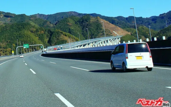 高速道路の右車線に居座る「追い越し車線ドライバー」は違反？ パッシングと右ウインカーの是非を徹底解説