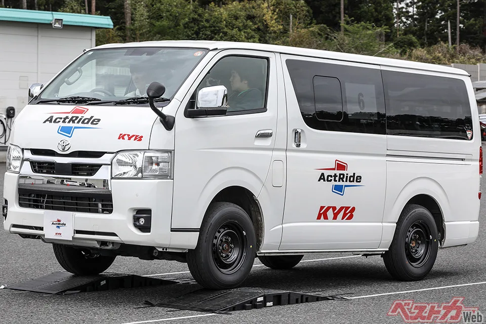 ハイエースが高級車に変身？KYB新型アクトライドの衝撃