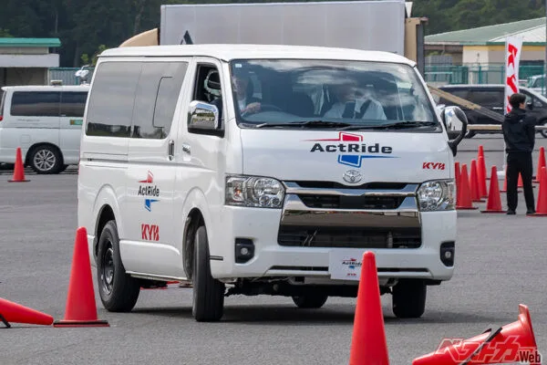 ハイエースが高級車に変身？KYB新型アクトライドの衝撃