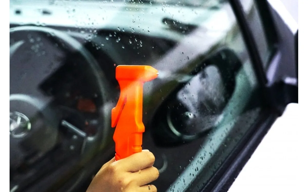 水没からの脱出術 ドアも窓も開かないとき、あなたの愛車はどうする？