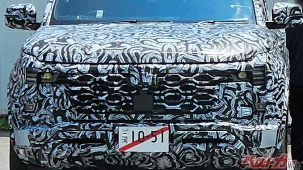 新型パジェロ、顔が2種類で登場か？横線グリルはスーパーエクシード、ハニカムはオフロード仕様と予想