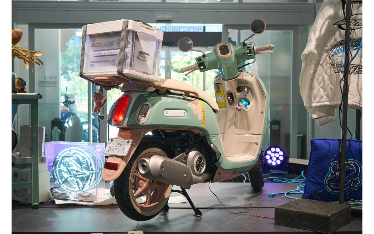 ずっと真夜中でいいのに。×ヤマハFazzio、世界に1台のコラボ車が横浜に登場