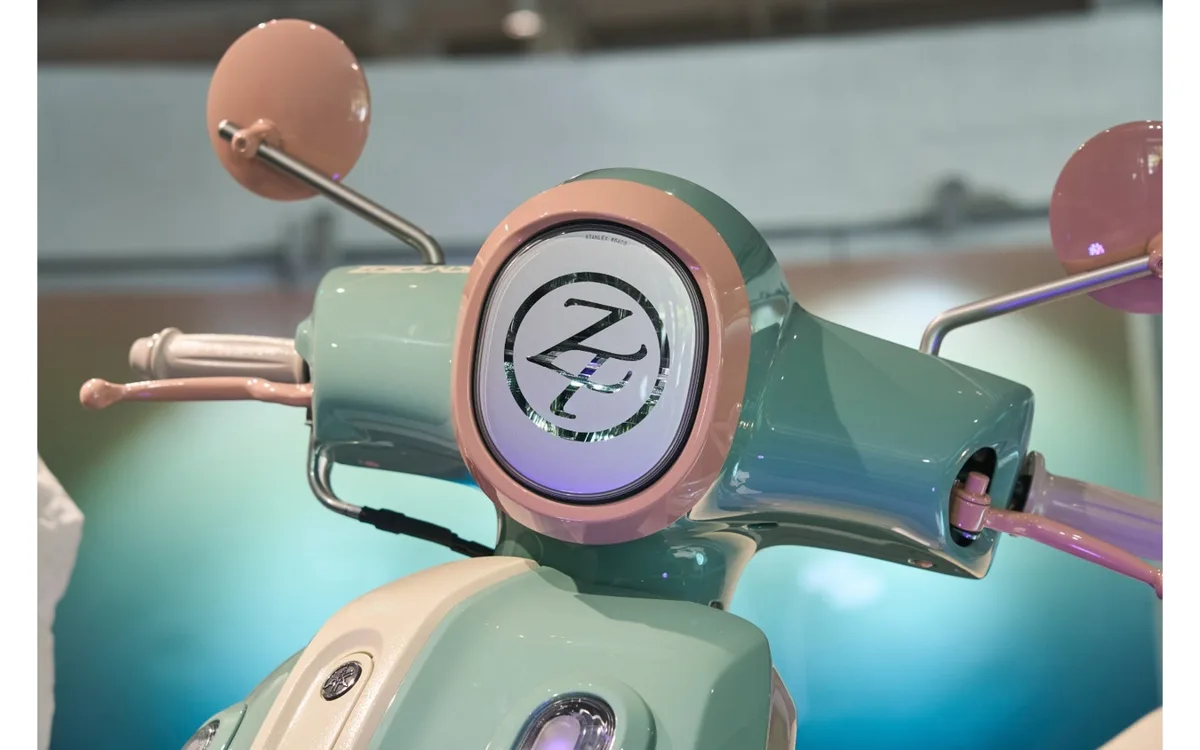 ずっと真夜中でいいのに。×ヤマハFazzio、世界に1台のコラボ車が横浜に登場