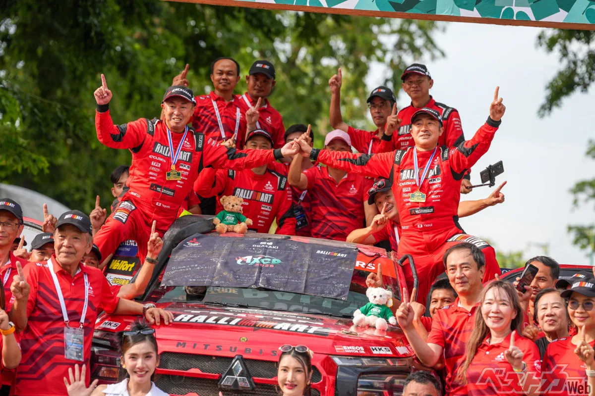 三菱トライトンがAXCRを2連覇！ 日本人ペア史上初の総合優勝を2分25秒差で掴み取った