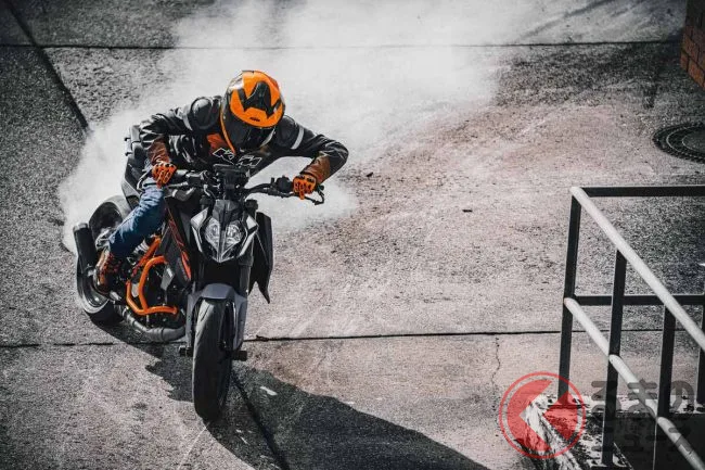 ついに43mm倒立フォーク搭載！ 2026年型KTM 390 DUKE、82万9000円で登場