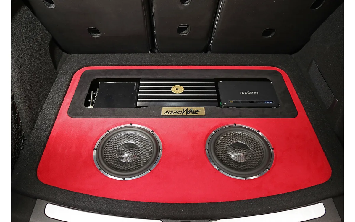 ラゲッジを開けたら別世界！MINIクロスオーバーのコンペ級カーオーディオシステム