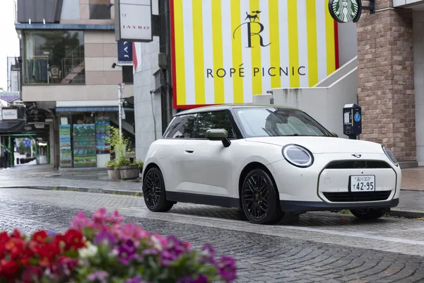 MINIクーパーSEにポール・スミスエディション登場 そのデザインは+57万円の価値あり？