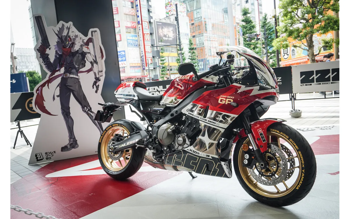 ヤマハXSR900 GPが『ゼンゼロ』ビリー仕様に！秋葉原に実車降臨